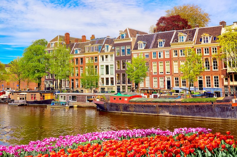 Bild på kanalen och arkitekturen i Amsterdam